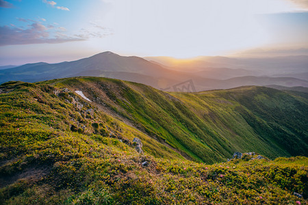 魔法山摄影照片_多姿多彩的夏天景观在喀尔巴阡山.