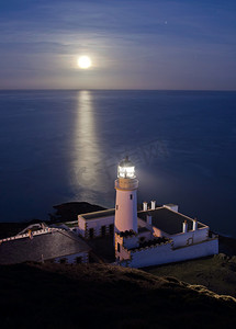 海中小岛摄影照片_与满月反映在海中的灯塔