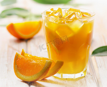 一杯加冰的橙汁 .