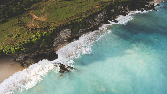 空中照片从飞行无人机与岩石悬崖附近的印度洋与膨胀波冲浪训练的理想场所.