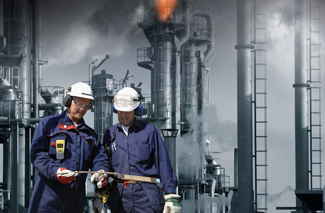 化工工人摄影照片_石油和天然气工人
