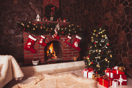 白色白色框摄影照片_圣诞节在房间里的壁炉