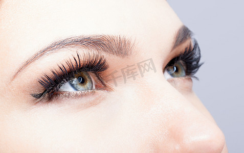 女性的眼睛与长长的睫毛