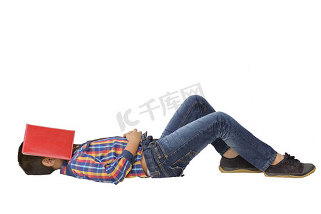 躺着休息摄影照片_把书盖在脸上躺着睡着的年轻人