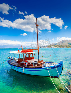 爱奥尼柱式摄影照片_希腊克里特岛海岸游船