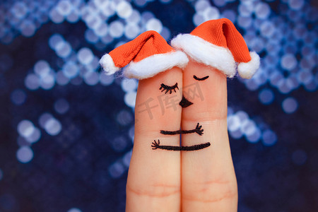手指艺术对幸福的夫妻。情侣接吻和拥抱在新的一年帽子.
