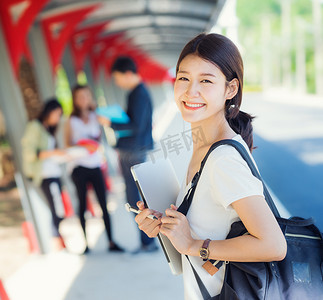 在大学的亚洲学生