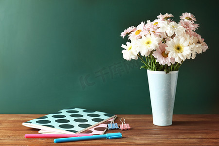 习字帖和桌上的花