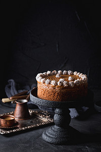 奶油苹果摄影照片_与咸的焦糖和榛子的生日蛋糕.