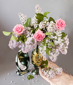 玫瑰和丁香花束银茶托上艺术背景上的静物