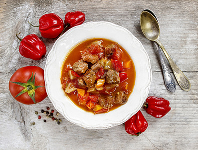 厨房白色摄影照片_顶视图的番茄汤配新鲜的蔬菜和肉