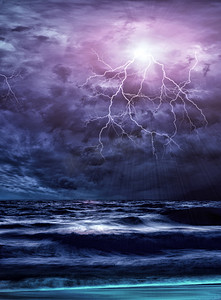 闪烁选中摄影照片_闪电划过整个海滩从一场风暴