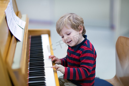 两岁幼儿男孩弹钢琴