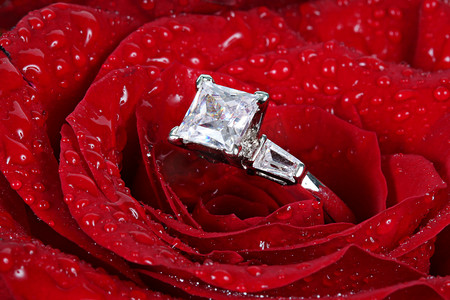 玫瑰白色黄金钻石戒指