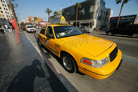 在好莱坞大道的黄色出租车
