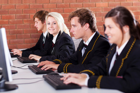 高中学生在教室里使用计算机的组