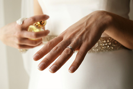 美丽的订婚戒指放在新娘的娇嫩的手指上