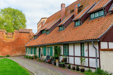 半灰泥的房子在 Johanniskloster 在科教文组织被保护的老镇斯特拉尔松, 德国