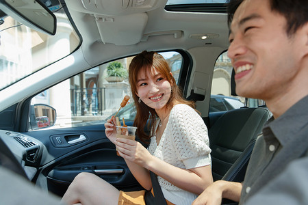 情人节汽车摄影照片_坐在汽车里的青年伴侣