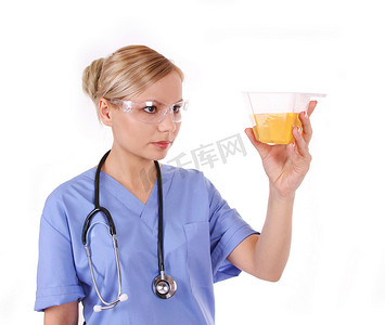 杯子里盛有尿液摄影照片_医生拿着尿液样本的医生