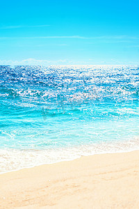 软的波浪蓝色海洋在沙滩背景与地方为文本。热带夏季度假概念