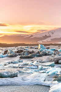运行矢量摄影照片_冰岛惊人的日落, 世界上最美丽的风景之一