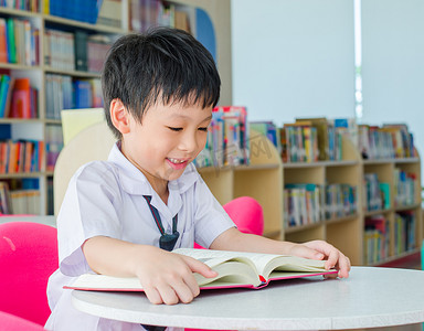 千张卷猪头肉摄影照片_学校图书馆里的学生阅读本书