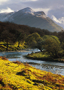 谢摄影照片_在秋季的埃里夫河与谢菲里山脉的背景视图，马约，爱尔兰 