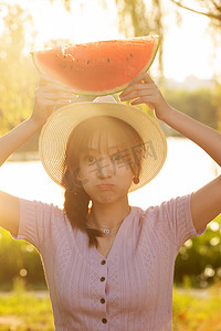 野炊摄影照片_拿着西瓜的青年女人