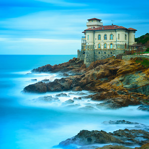风景摄影照片_boccale 城堡地标在悬崖岩石和海洋。意大利的托斯卡纳。l