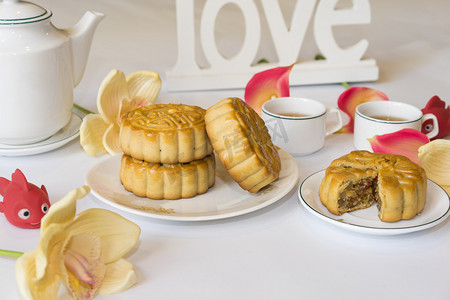 爱情甜点摄影照片_月饼，中秋为越南食品。专注于月饼和别人变得模糊