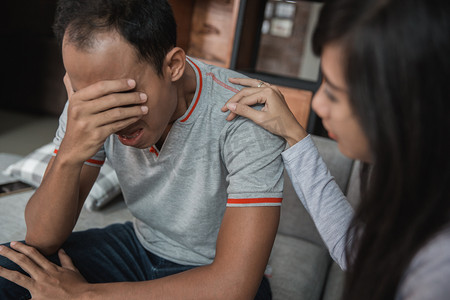 主播人名条摄影照片_女人安慰她悲伤的哀悼的人