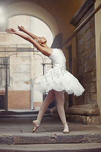 牌楼摄影照片_美丽的芭蕾舞女在户外