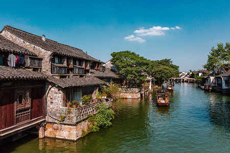 河边人摄影照片_中国乌镇河边的中国传统船和房子