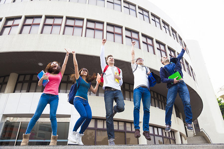 快乐校园摄影照片_快乐的青年组的学生在一起跳 