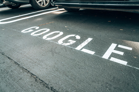 帕洛阿尔托, 乌萨。2018年9月30日。谷歌停车路面标志。谷歌在硅谷为谷歌员工设立的停车位上的标题. 