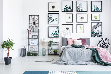 家具海报绿色摄影照片_现代卧室与植物画廊