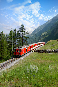 瑞士旅客列车经过瑞士 Bernese Oberland 的乡村