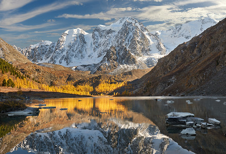 雪晚摄影照片_明亮多彩的黄河秋山湖, 俄罗斯, 西伯利亚, 阿尔泰山脉, Chuya 岭.