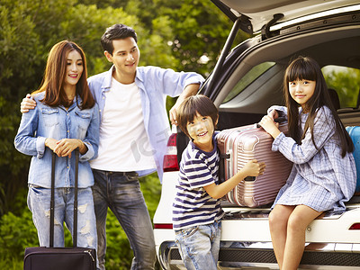 乘汽车旅行的亚洲家庭