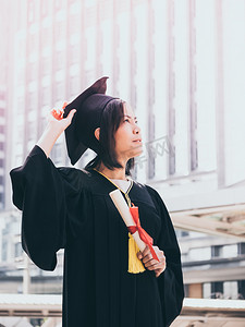 学生奖状摄影照片_毕业日, 亚洲女子毕业帽及长袍持有文凭, 成功理念