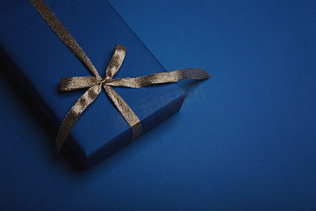礼品盒，用经典的蓝色纸包着金丝带.