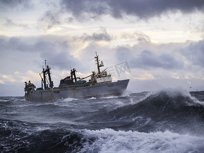 场景化扁平摄影照片_钓鱼船在强风暴中.
