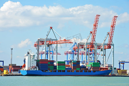 货船摄影照片_港口货物起重机、 船舶和集装箱