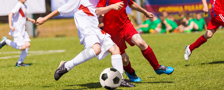 足球腿摄影照片_孩子们的足球比赛。培训和足球足球锦标赛