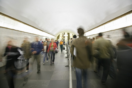 拥挤的车站摄影照片_地铁交通
