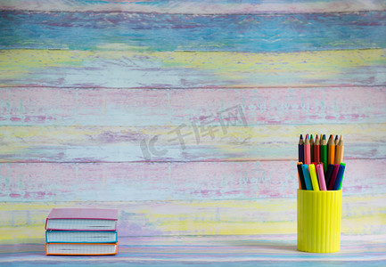 学校或学生用品, 彩色木质背景文具-字幕空间.