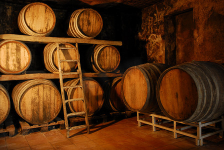 葡萄酒摄影照片_详细的葡萄酒发酵桶的房间.