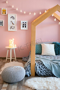网红粉红小猪摄影照片_儿童房内有舒适的床