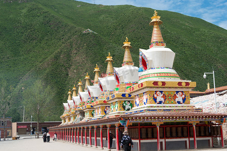 Yushu(Jyekundo)，中国-2014 年 7 月 13 日: 摩尼寺 (Mani 石城)。中国青海玉树藏族市著名的地标.
